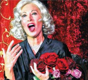 Cornelia Bielefeldt als B&uuml;hnenlegende Marlene Dietrich.